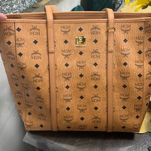 MCM medium shopper with zipper
